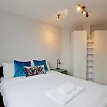 Stylish 2Bed Riverside Apartment With A Balcony