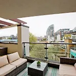 Stylish 2Bed Riverside Apartment With A Balcony