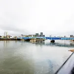 Stylish 2Bed Riverside Apartment With A Balcony