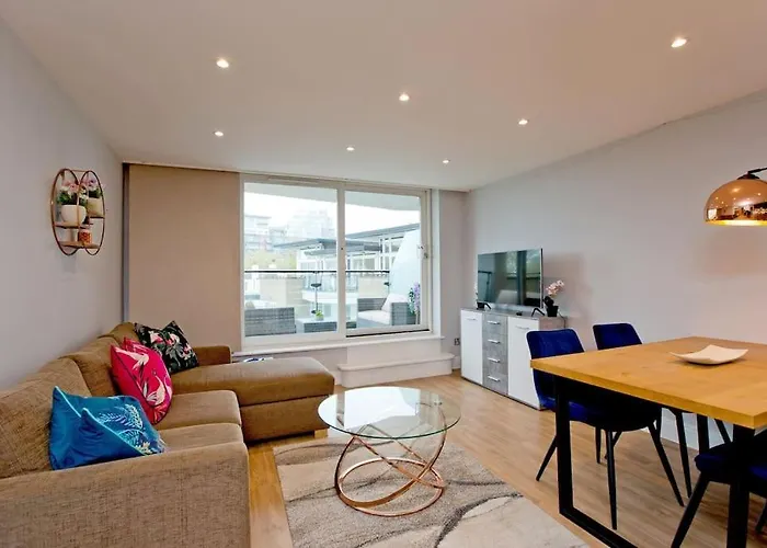 Stylish 2Bed Riverside Apartment With A Balcony
