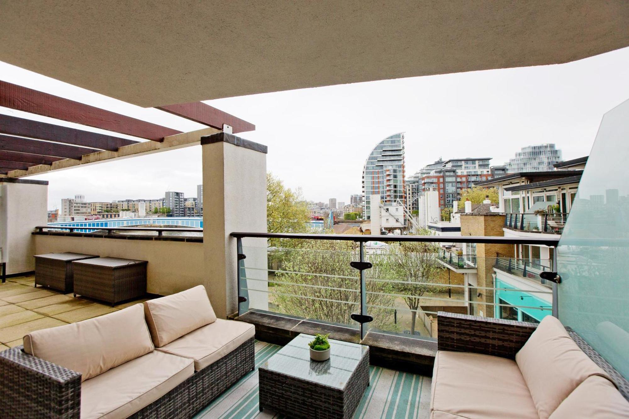 Stylish 2bed Riverside With A Balcony *