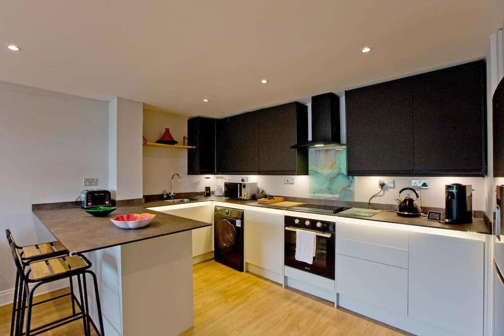 Stylish 2bed Riverside With A Balcony