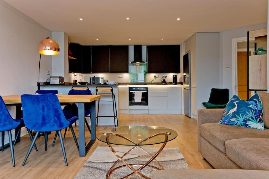 Stylish 2bed Riverside With A Balcony Apartment *