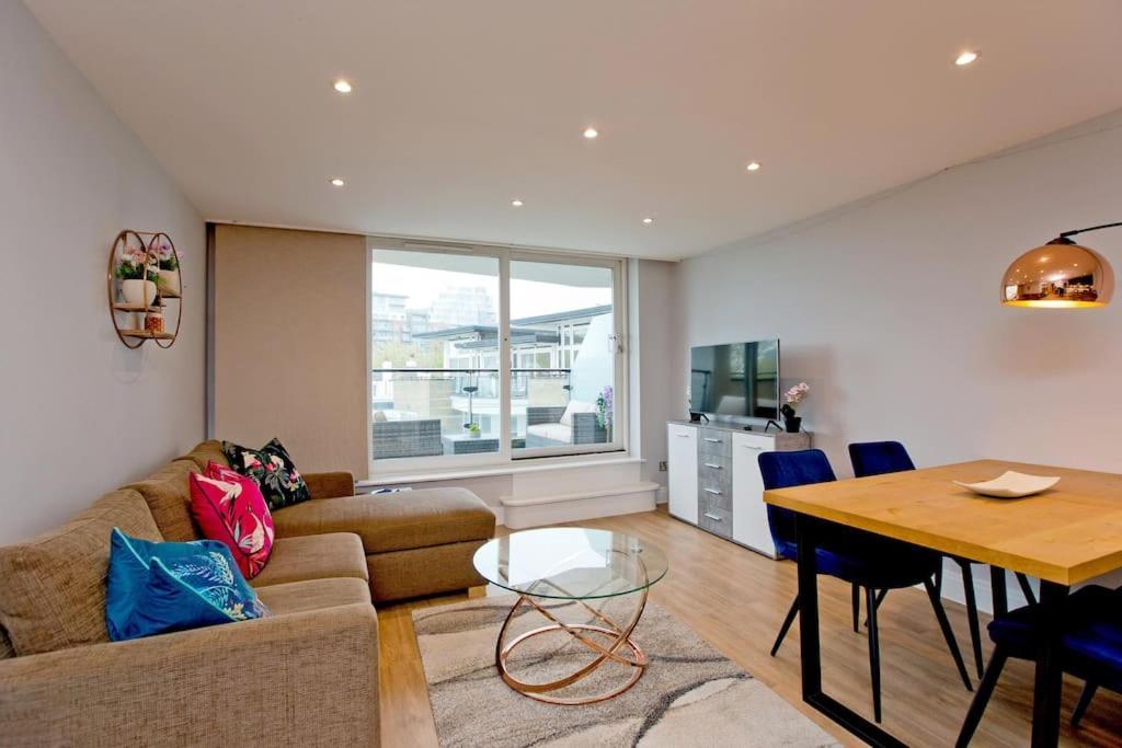 Apartment Stylish 2bed Riverside With A Balcony London