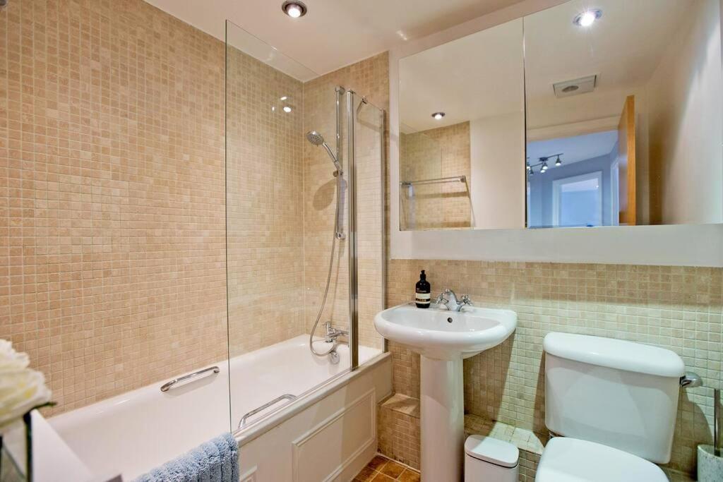Stylish 2bed Riverside With A Balcony London