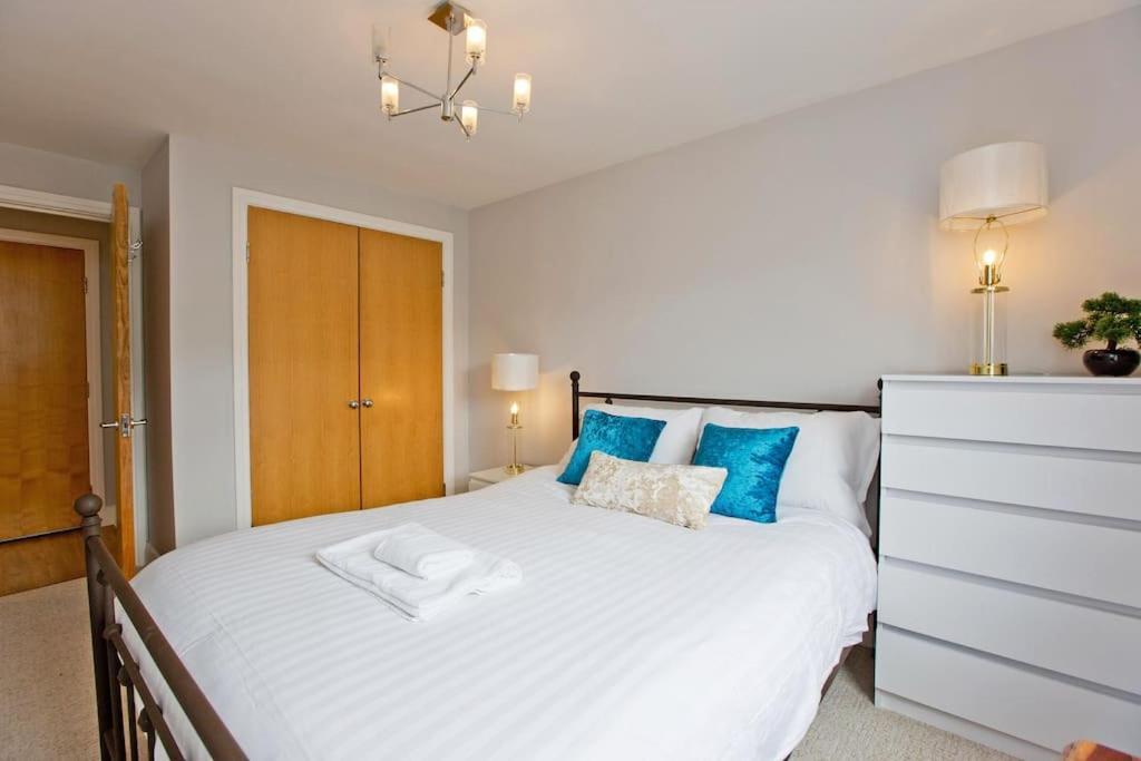 Stylish 2bed Riverside With A Balcony