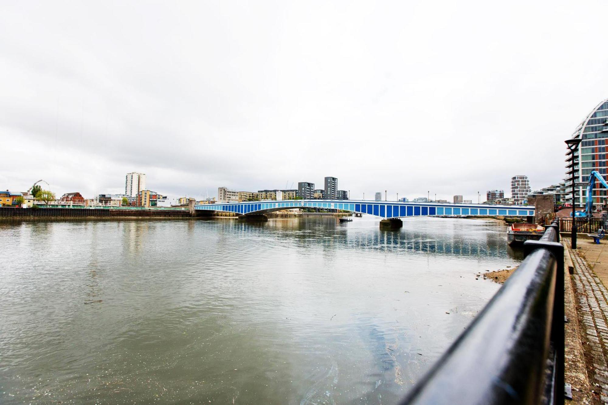 Stylish 2bed Riverside With A Balcony Apartment *