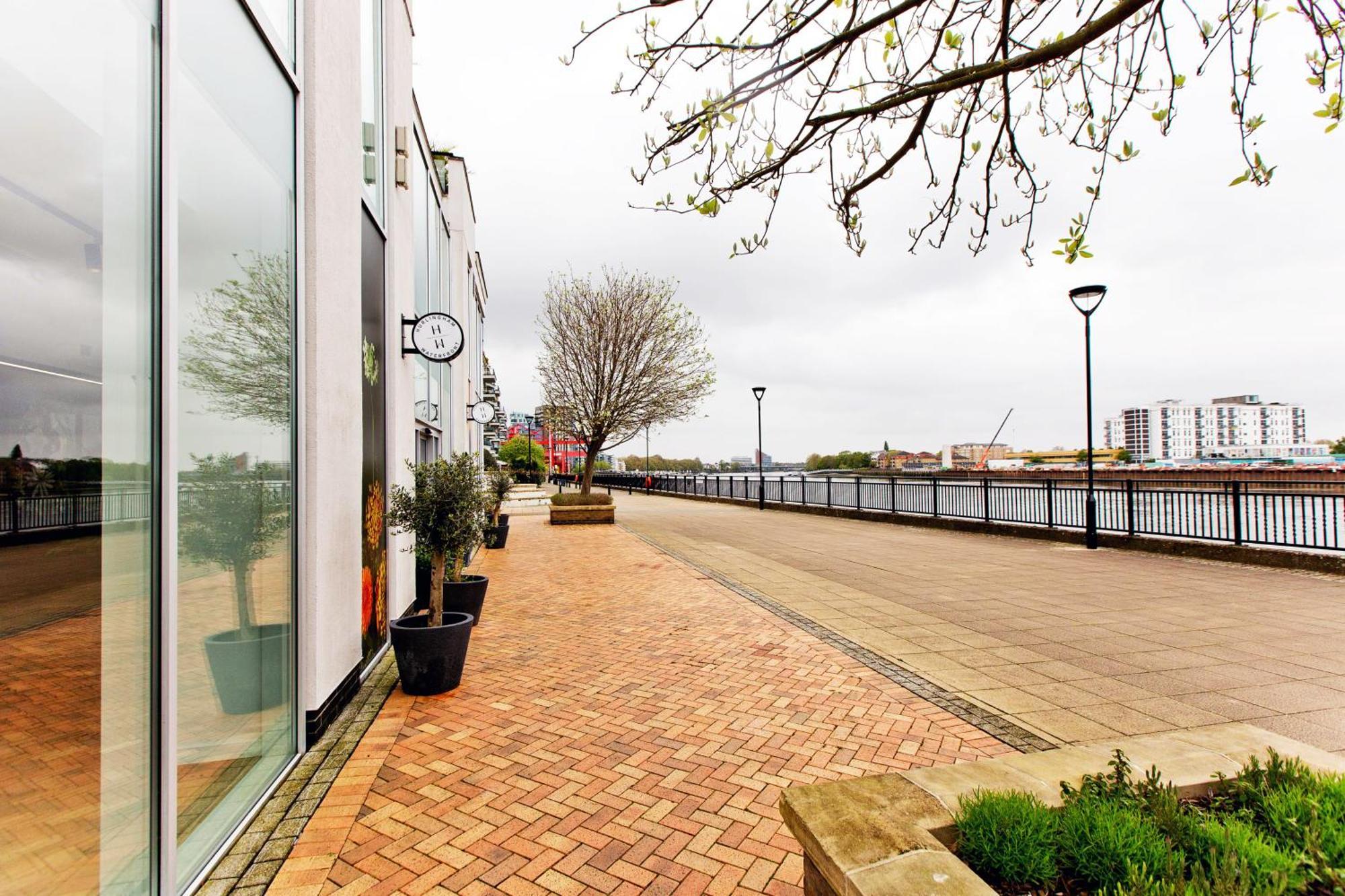 Stylish 2bed Riverside With A Balcony London